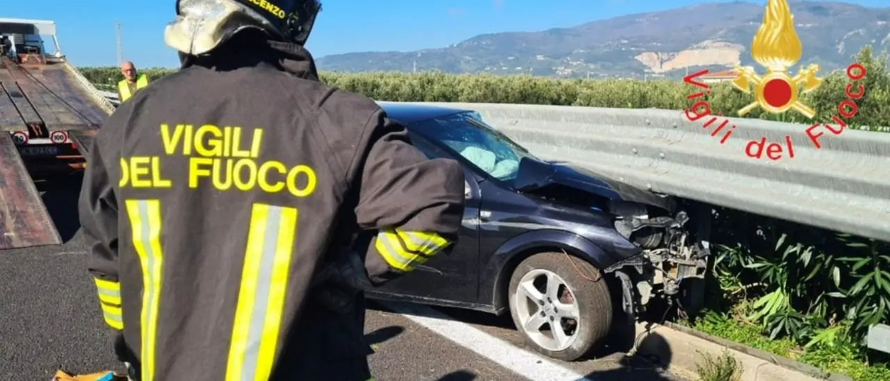 Auto perde il controllo e finisce contro il guardrail nei pressi dell’uscita di Lamezia