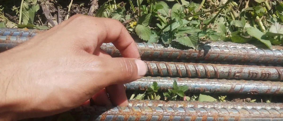 Corigliano Rossano, precipitano da uno stabile e restano infilzati da tondini di ferro di un cantiere: due feriti