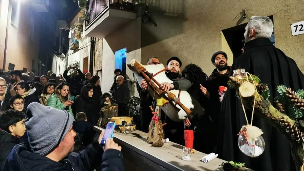 Le antiche tradizioni rivivono nel borgo di Falerna: il canto della strina e i sapori di una volta