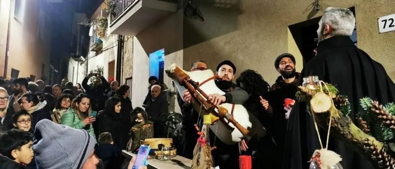 Le antiche tradizioni rivivono nel borgo di Falerna: il canto della strina e i sapori di una volta