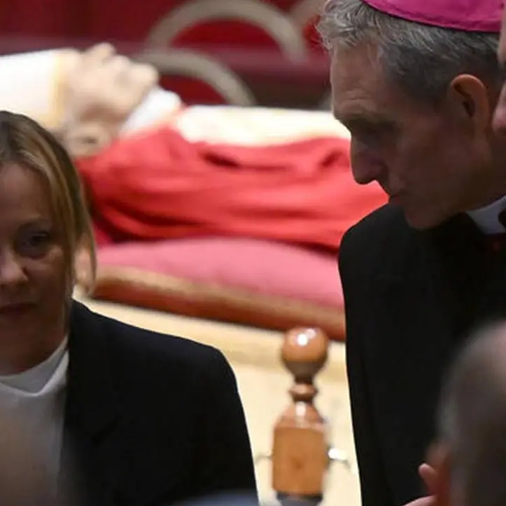 La salma di Benedetto XVI nella basilica di San Pietro: attese 60mila persone per i funerali di giovedì