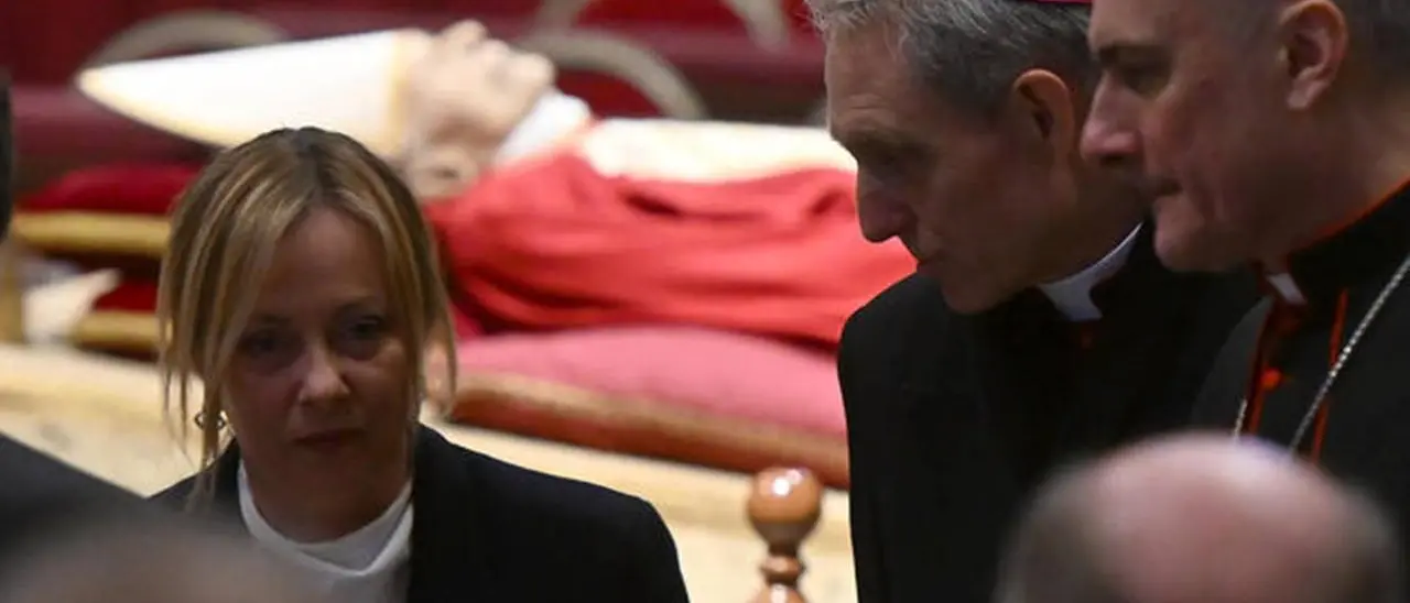 La salma di Benedetto XVI nella basilica di San Pietro: attese 60mila persone per i funerali di giovedì