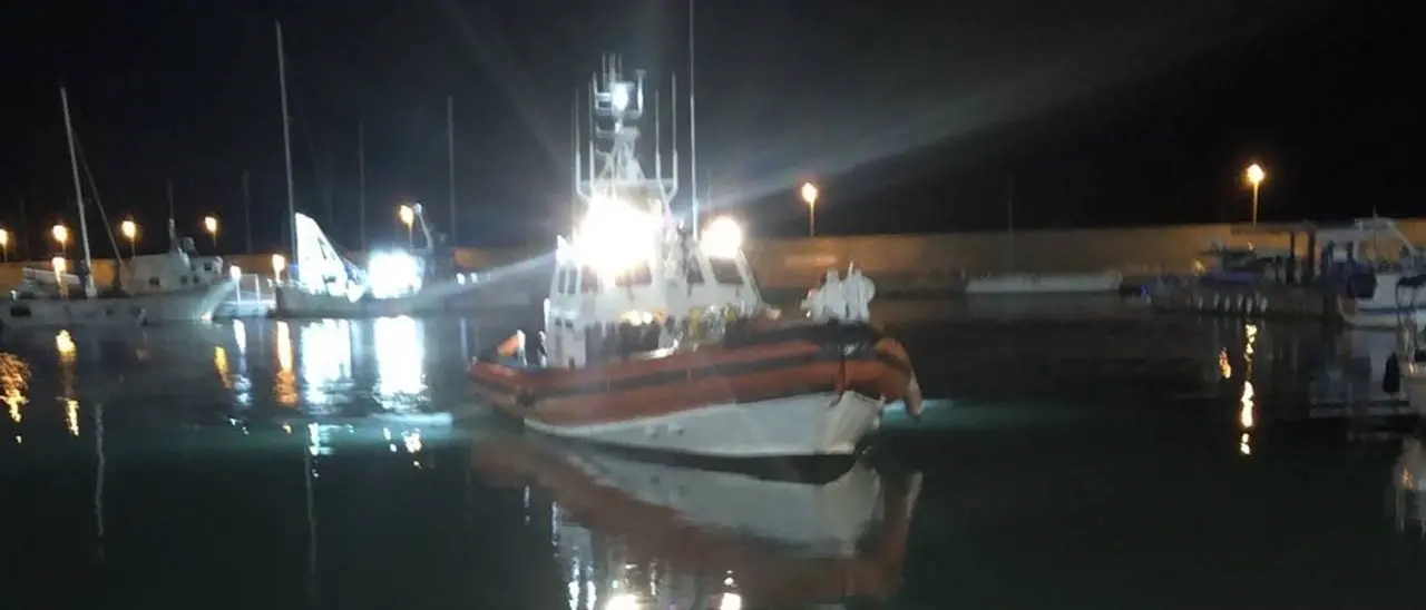 Migranti, primo sbarco del 2023 nella Locride: a Roccella arrivati 90 profughi nella notte