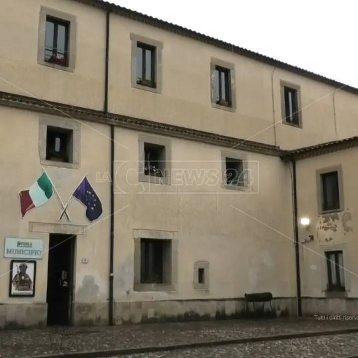 Comune di Paola, lavoratori in attesa del tfr da 5 anni: si rischia il danno erariale