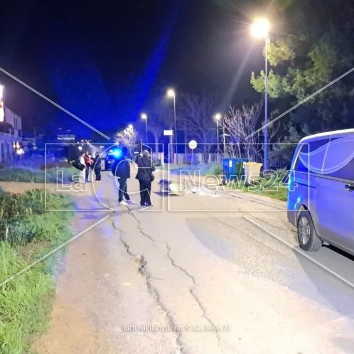 Giovane investito e ucciso da pirata della strada a Corigliano Rossano: indagano i carabinieri