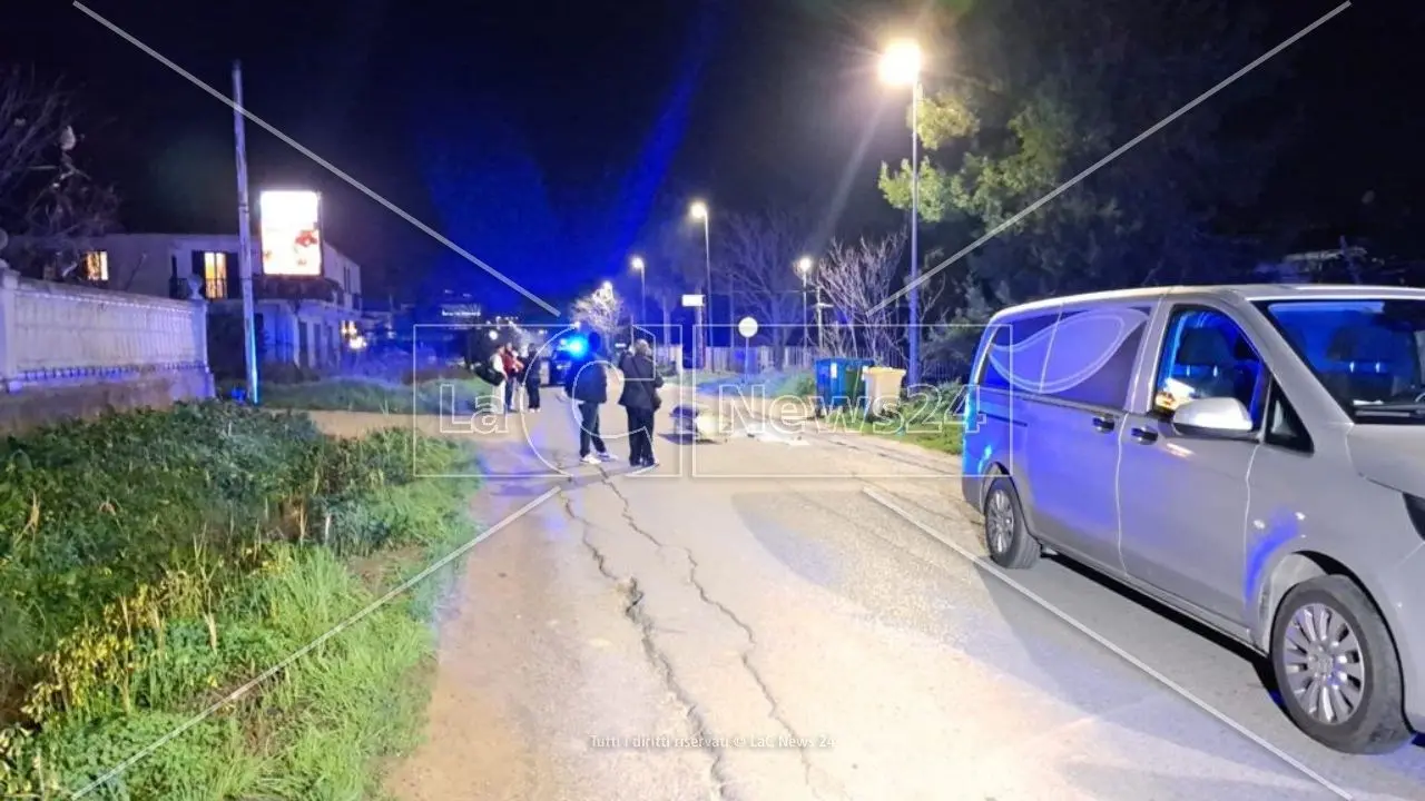 Giovane investito e ucciso da pirata della strada a Corigliano Rossano: indagano i carabinieri