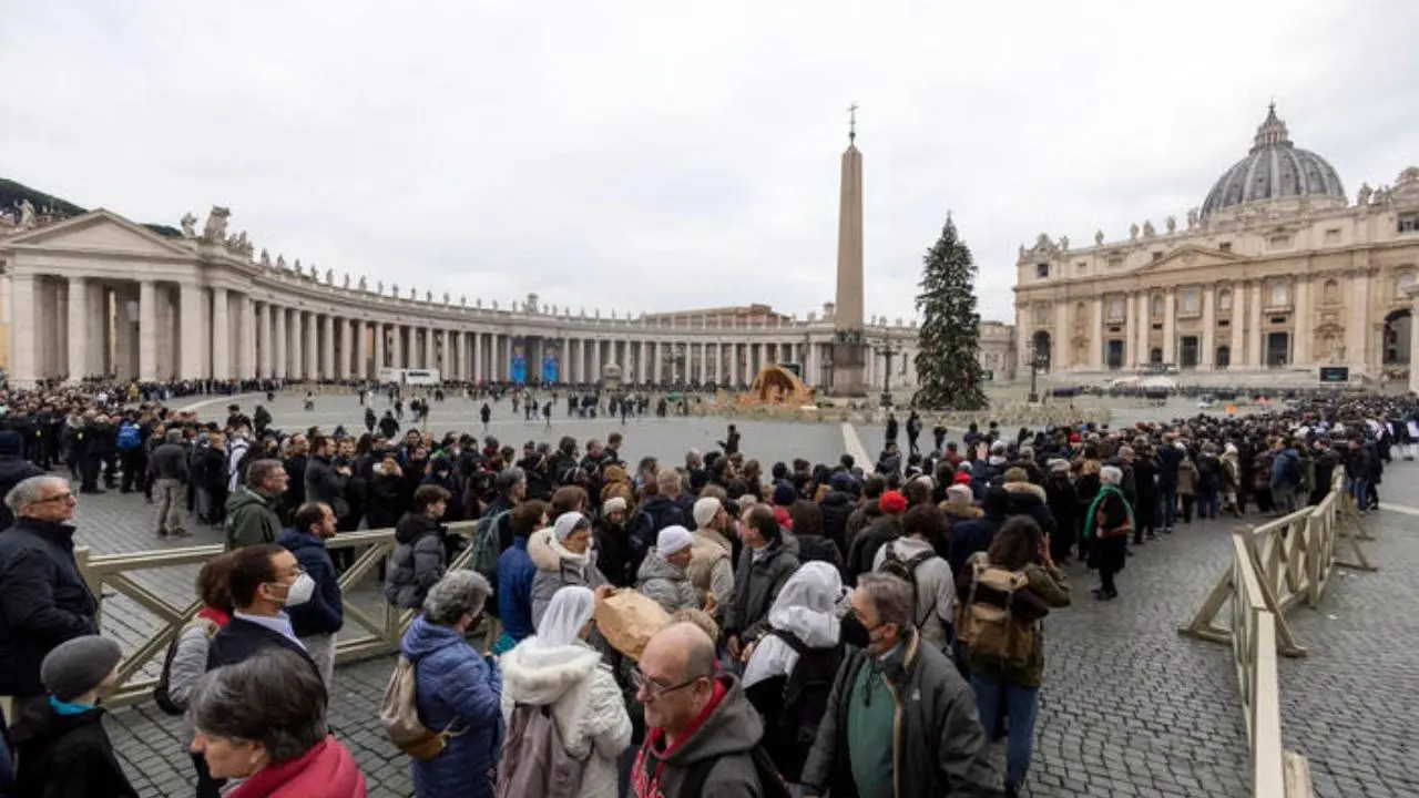 L'addio a Ratzinger, Mattarella e Meloni tra i 100mila fedeli che rendono omaggio al papa emerito