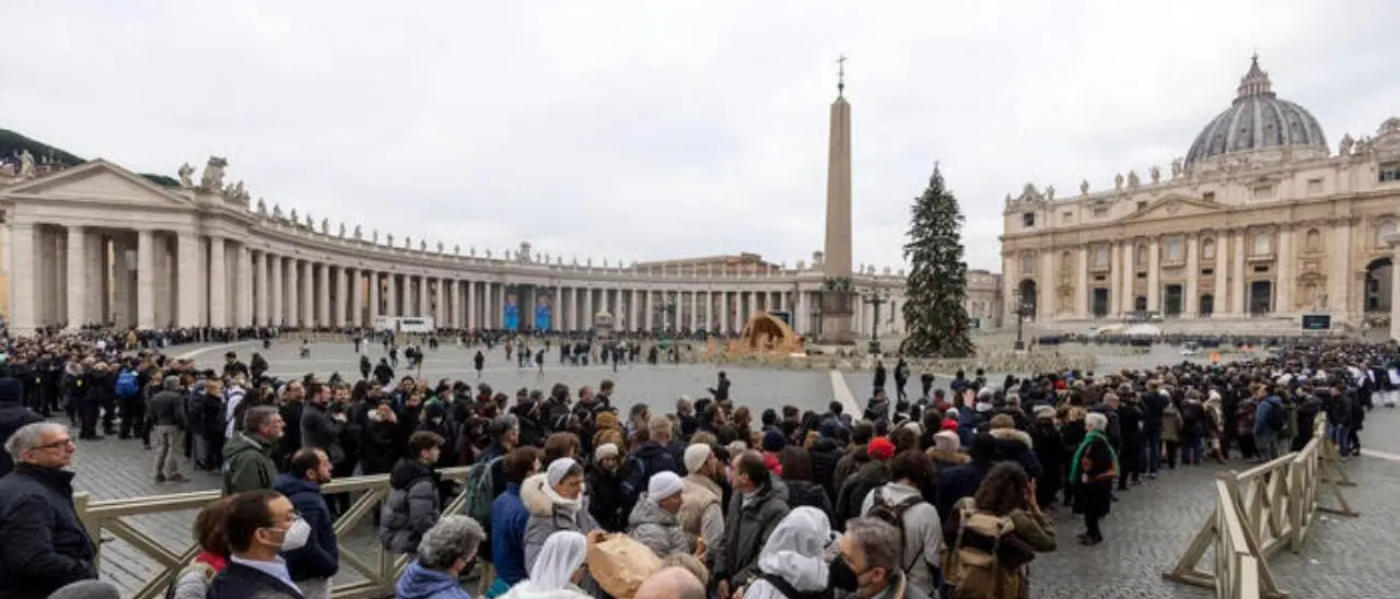 L'addio a Ratzinger, Mattarella e Meloni tra i 100mila fedeli che rendono omaggio al papa emerito