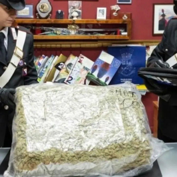 Compra su internet pastori per il presepe ma riceve un pacco con 10 chili di marijuana