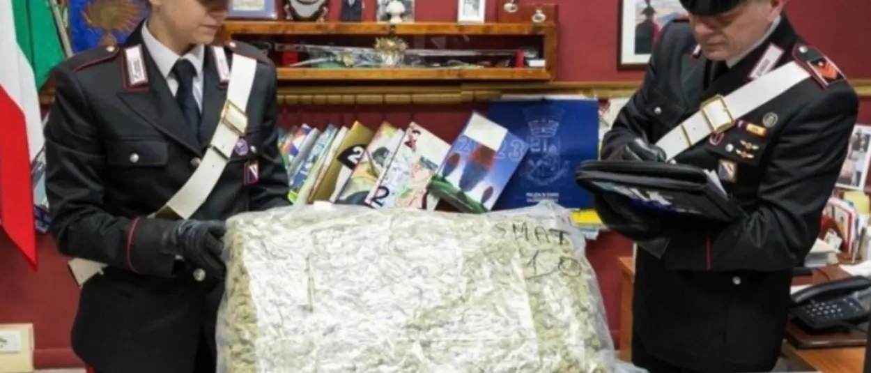 Compra su internet pastori per il presepe ma riceve un pacco con 10 chili di marijuana