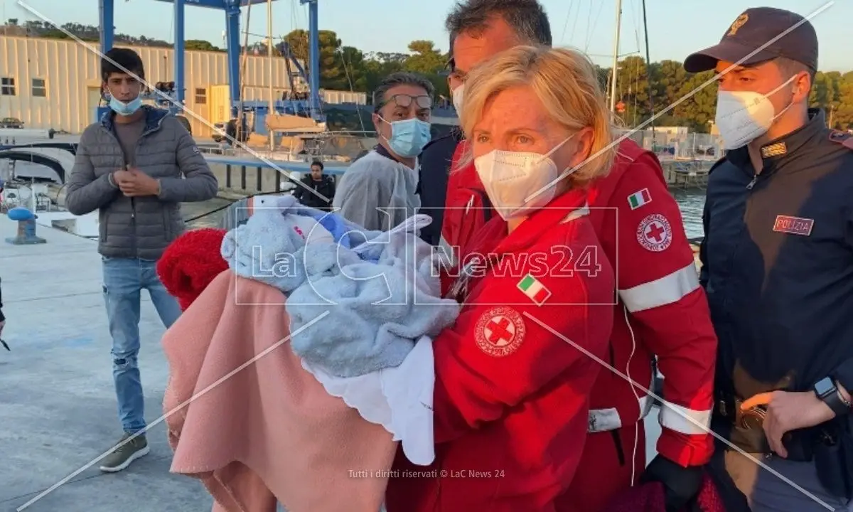 Migranti, ennesimo sbarco al porto di Roccella Jonica: è il terzo in 10 ore. Arrivati altri 105 profughi