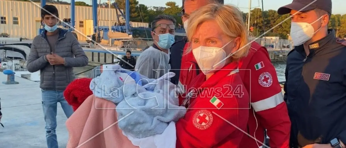Migranti, ennesimo sbarco al porto di Roccella Jonica: è il terzo in 10 ore. Arrivati altri 105 profughi