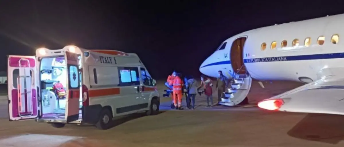 Bimbo di 3 anni in pericolo di vita trasferito d’urgenza in aereo da Alghero a Firenze, salvato al Mayer