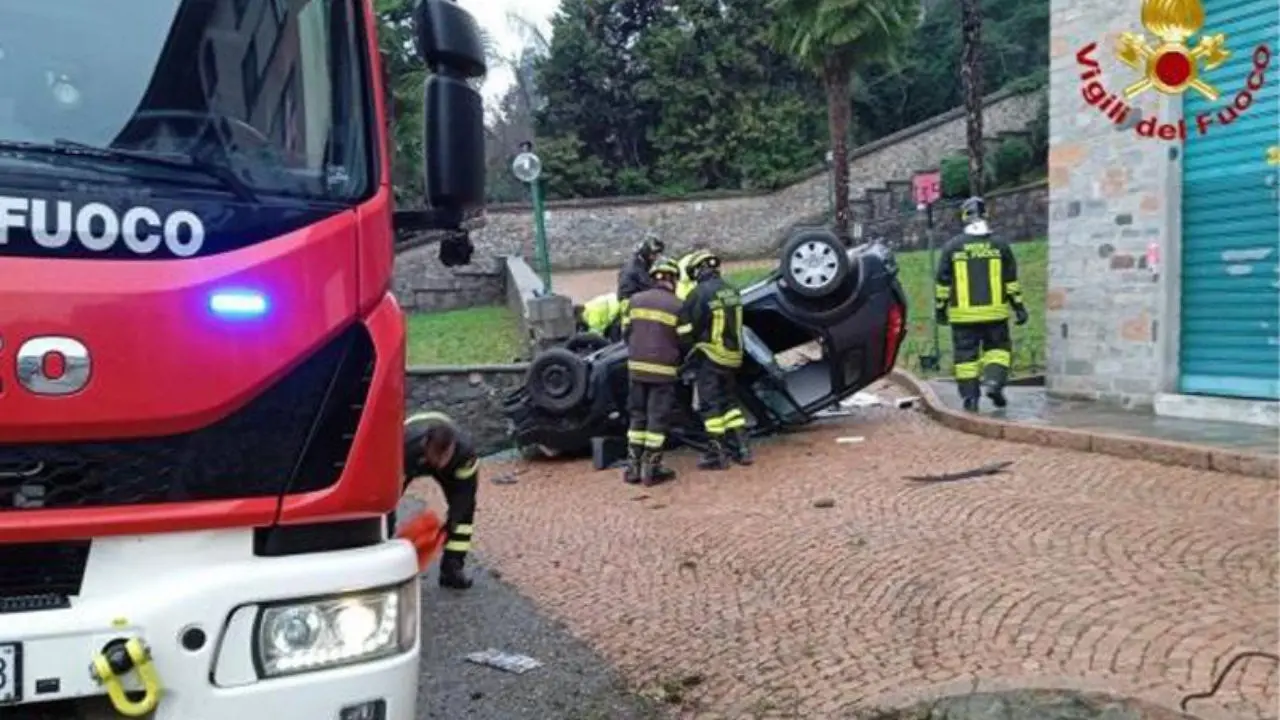 Incidente stradale, auto si ribalta e sbatte con un muro: giovane calabrese morto nel Varesotto