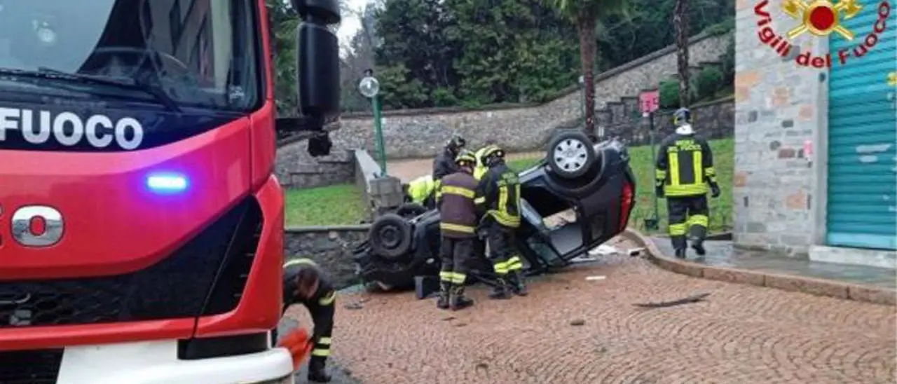 Incidente stradale, auto si ribalta e sbatte con un muro: giovane calabrese morto nel Varesotto