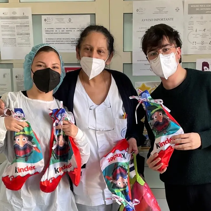 Catanzaro, la Befana nel reparto di Oncoematologia pediatrica: dolci e sorrisi per i bimbi ricoverati