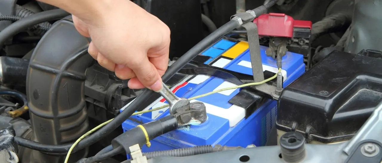 Batterie per auto da smaltire, così la ’ndrangheta di Cosenza vuole trasformare il piombo in oro