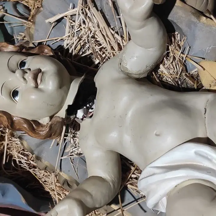 Taurianova, staccata la testa al Bambinello del presepe. L’assessore: «Ecco fin dove può arrivare la cattiveria»