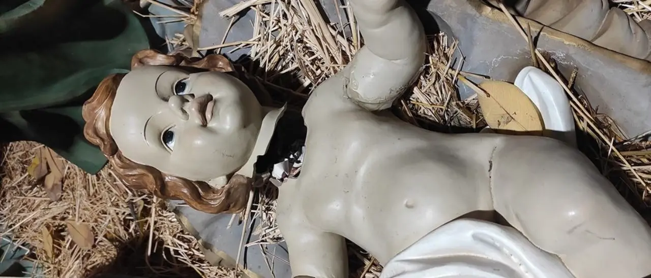 Taurianova, staccata la testa al Bambinello del presepe. L’assessore: «Ecco fin dove può arrivare la cattiveria»