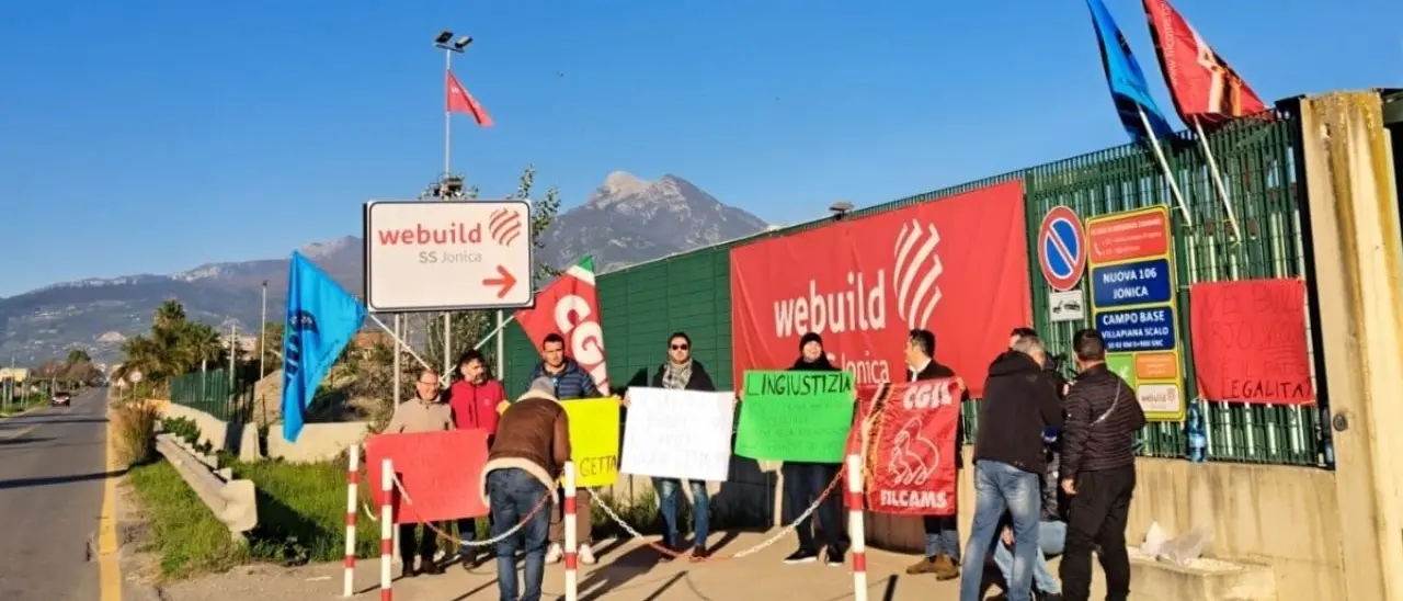 Villapiana, protestano i vigilantes della società Cosmopol: «Basta precariato, vogliamo la stabilizzazione»