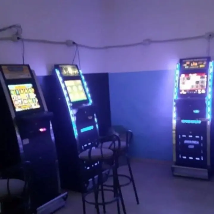 Slot machine abusive in un bar del Crotonese: sequestrati 5 totem e l’incasso rinvenuto all’interno