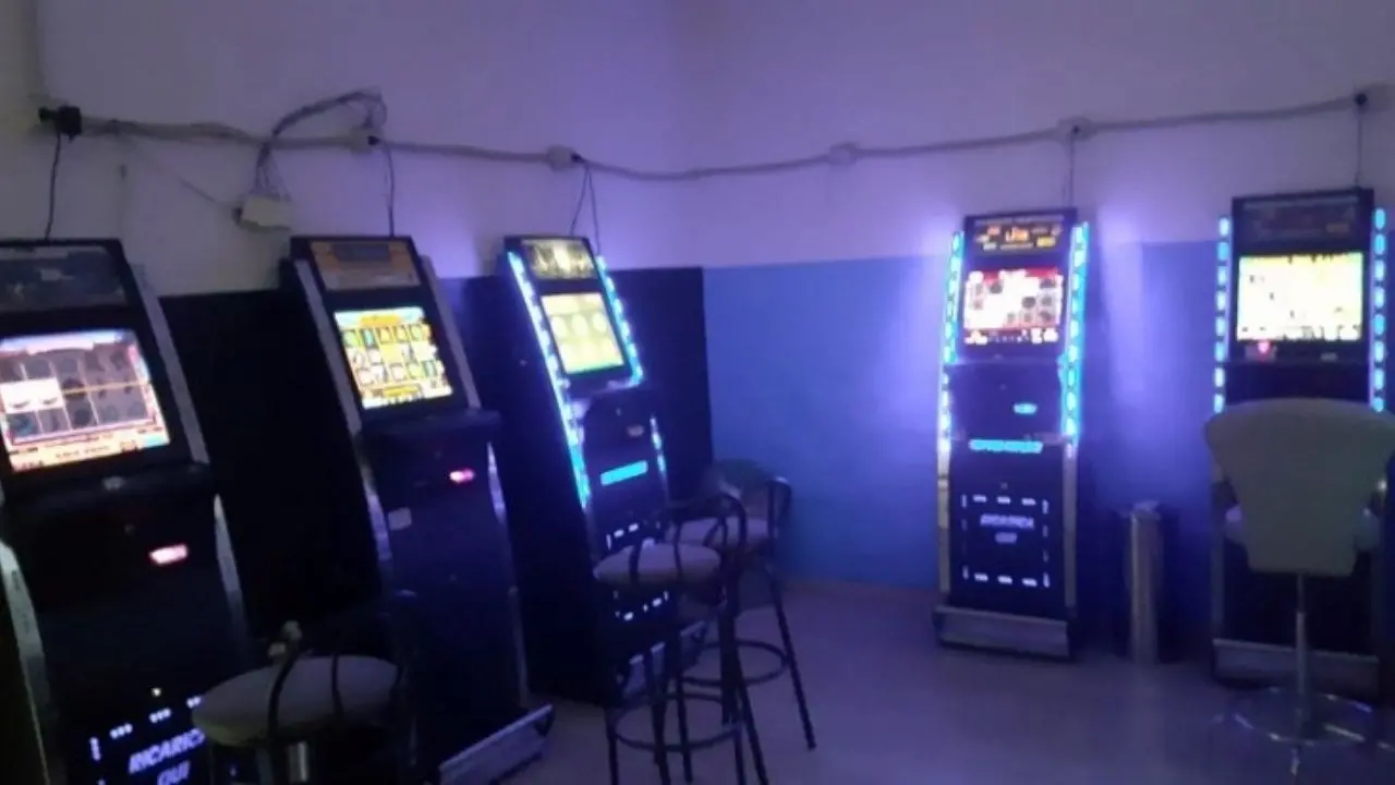 Slot machine abusive in un bar del Crotonese: sequestrati 5 totem e l’incasso rinvenuto all’interno