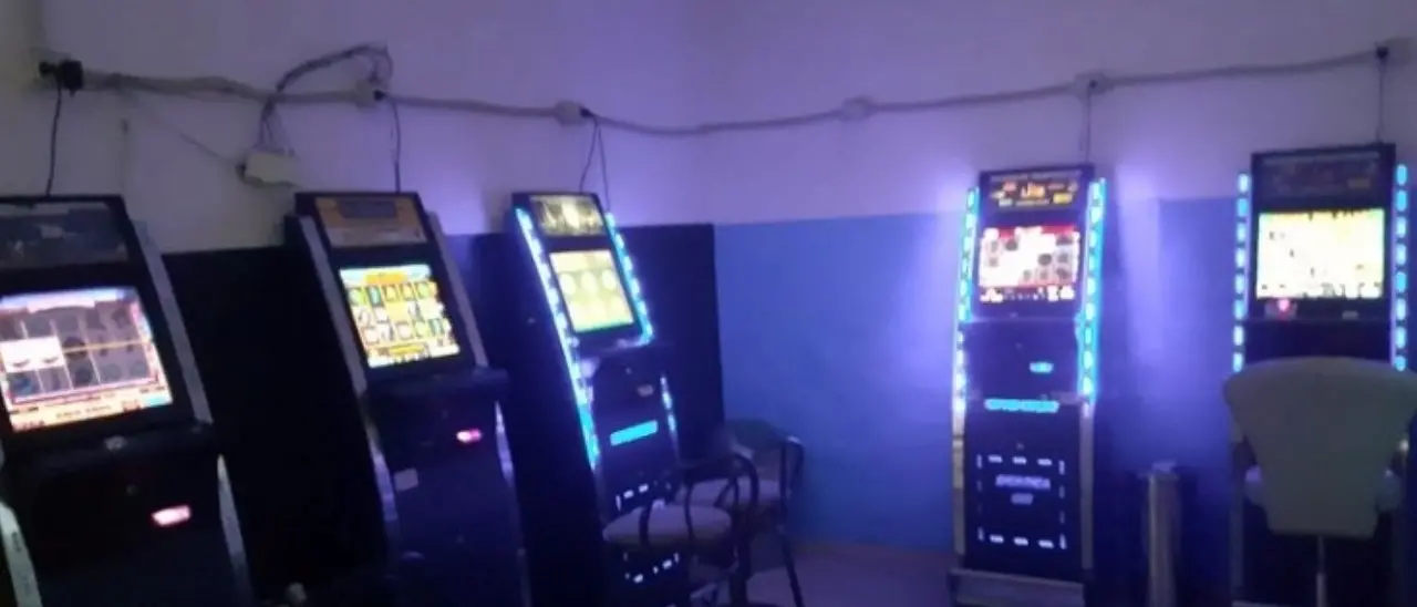Slot machine abusive in un bar del Crotonese: sequestrati 5 totem e l’incasso rinvenuto all’interno