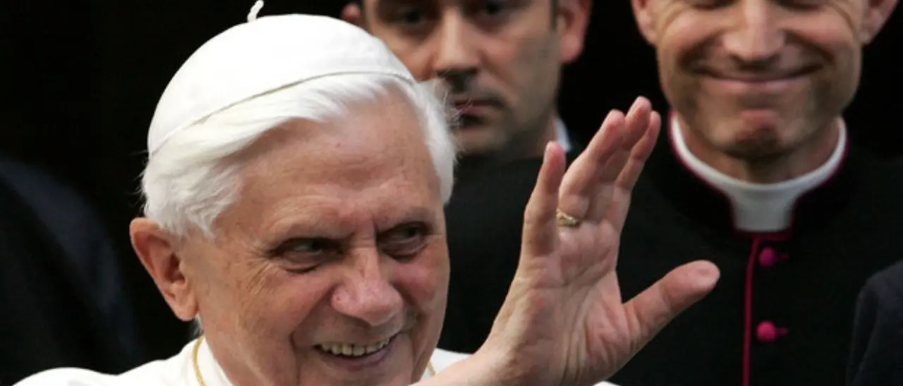 L’enorme folla che ha reso omaggio a Benedetto XVI testimonianza dell’affetto e della stima del popolo cristiano