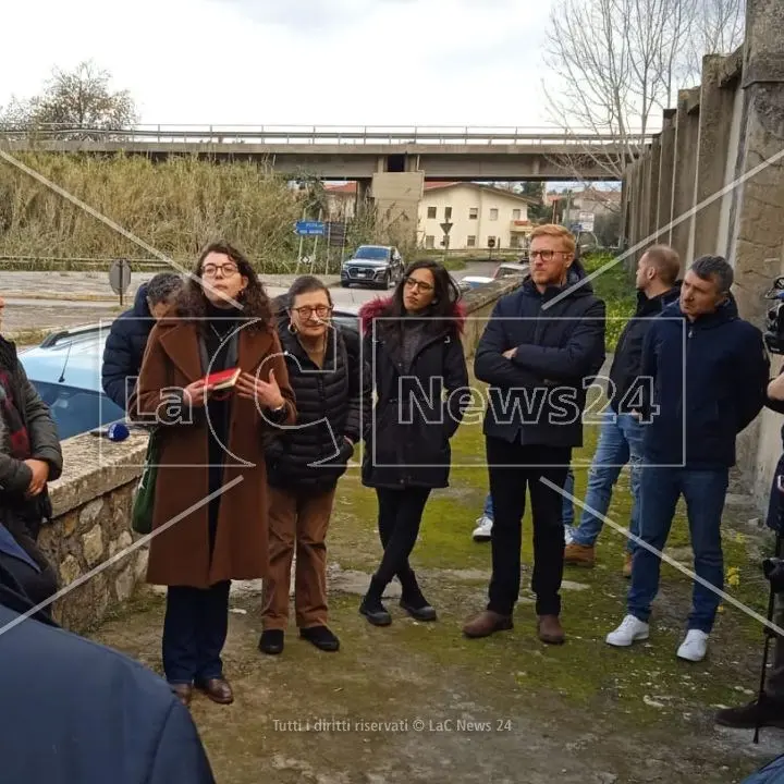 Vibo, Libera ricorda i migranti morti in mare al cimitero di Bivona: «Un pensiero contro l’indifferenza»
