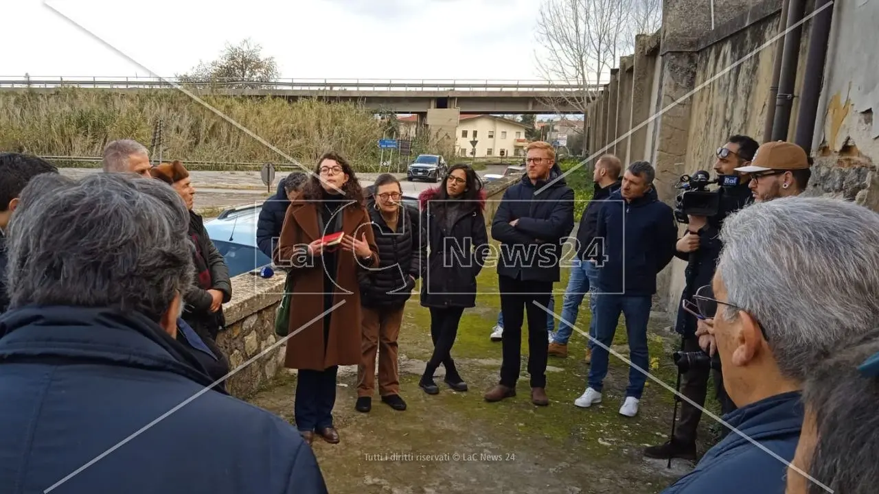 Vibo, Libera ricorda i migranti morti in mare al cimitero di Bivona: «Un pensiero contro l’indifferenza»