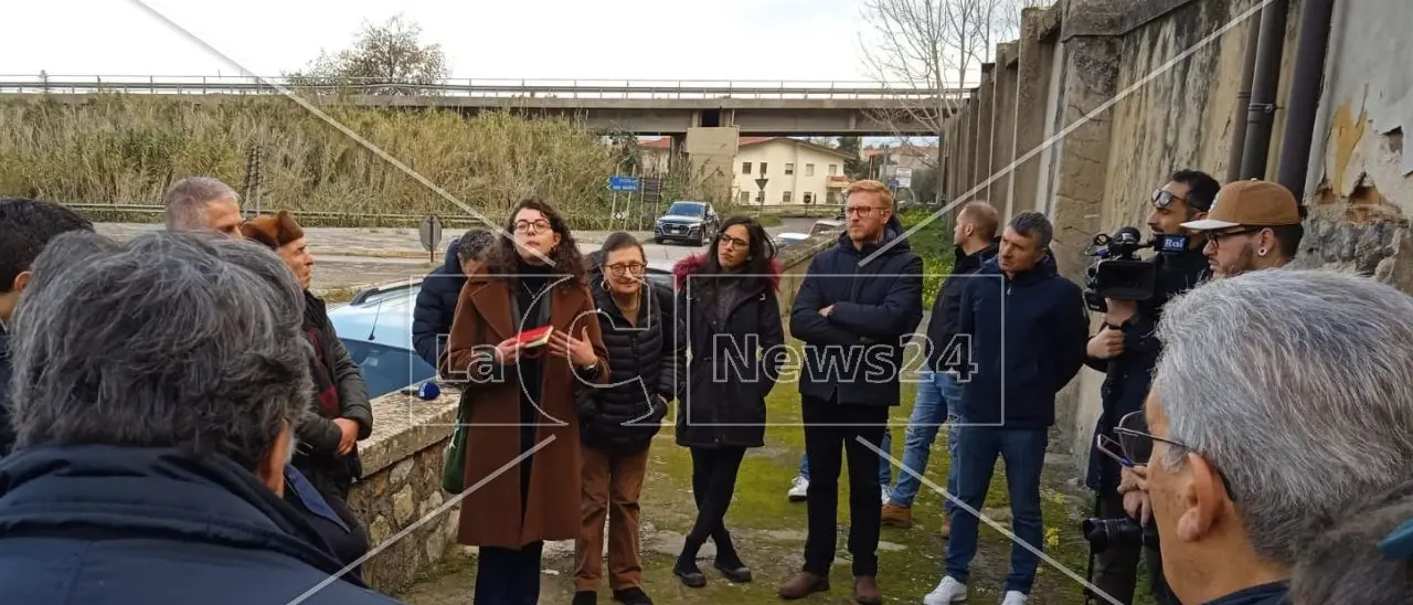 Vibo, Libera ricorda i migranti morti in mare al cimitero di Bivona: «Un pensiero contro l’indifferenza»