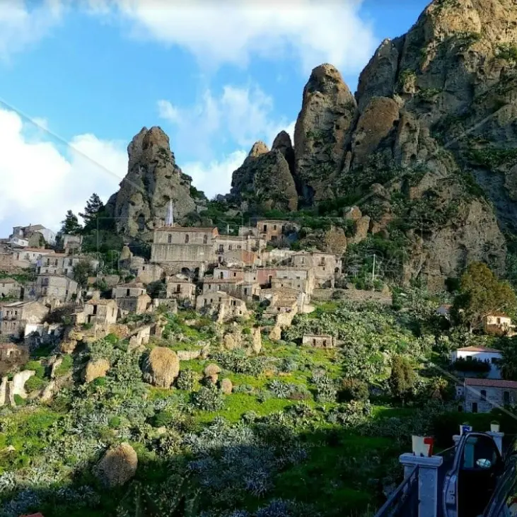 Pentedattilo, mano di roccia: viaggio nel borgo fantasma d’Aspromonte