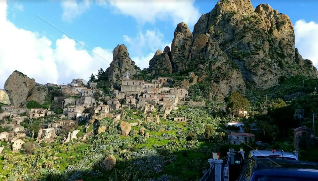 Pentedattilo, mano di roccia: viaggio nel borgo fantasma d’Aspromonte