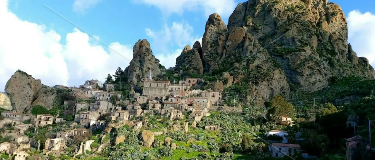 Pentedattilo, mano di roccia: viaggio nel borgo fantasma d’Aspromonte