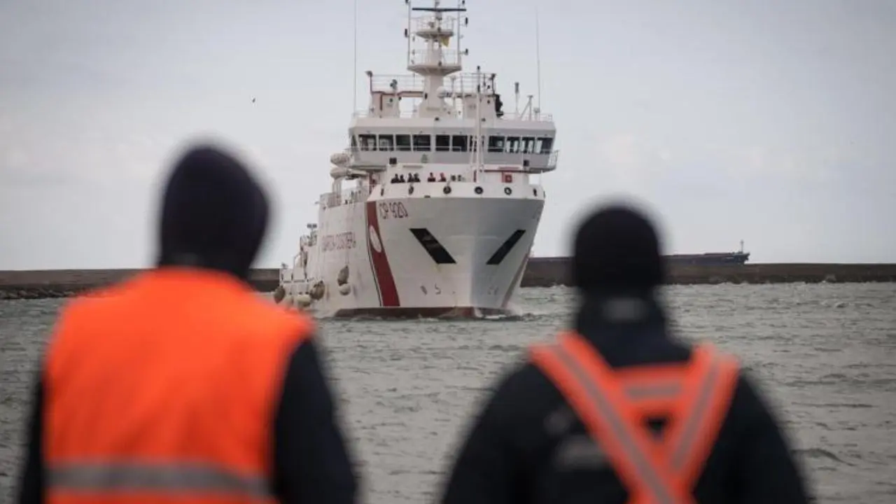 Migranti, tragedia al largo di Lampedusa: due morti dopo un naufragio. C’è anche un neonato