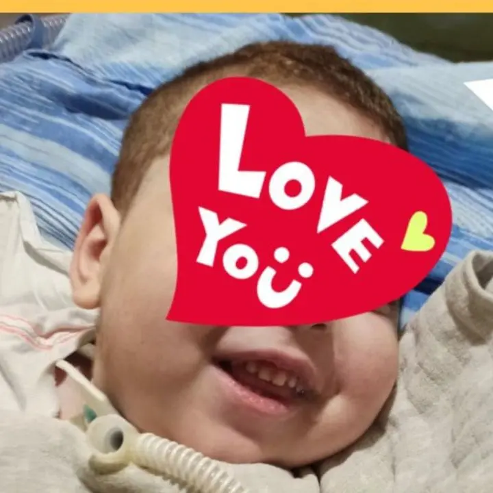 Droga dal seno della madre: è morto il piccolo Simba, il bimbo che per tre anni ha lottato come un leone per vivere