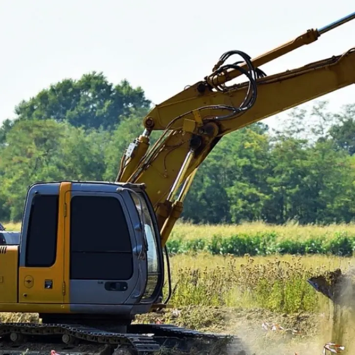 Assalta la villa del vicino con una ruspa dopo una lite: ucciso a colpi di fucile