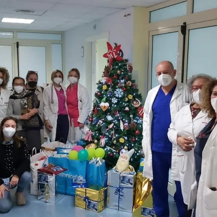 Doni e sorrisi per i bimbi ricoverati all’ospedale di Reggio grazie alla generosità del Planetarium Pythagoras