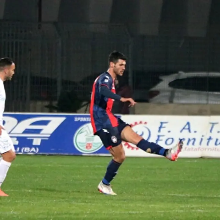 Il Crotone liquida il Monopoli e continua a inseguire il Catanzaro: i pitagorici vincono 2-1 in Puglia