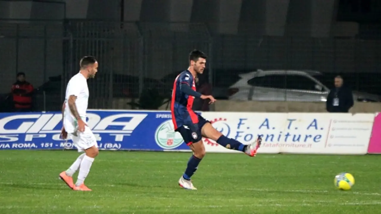 Il Crotone liquida il Monopoli e continua a inseguire il Catanzaro: i pitagorici vincono 2-1 in Puglia