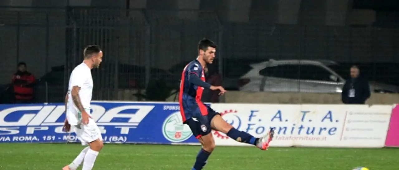 Il Crotone liquida il Monopoli e continua a inseguire il Catanzaro: i pitagorici vincono 2-1 in Puglia