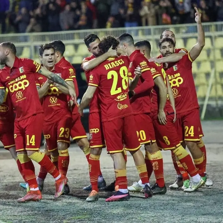 Il Catanzaro apre il 2023 con un’altra vittoria, contro il Taranto in casa basta il gol di Iemmello su rigore: finale 1-0