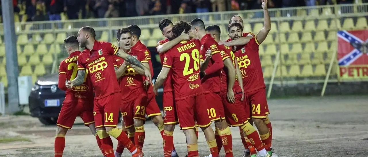 Il Catanzaro apre il 2023 con un’altra vittoria, contro il Taranto in casa basta il gol di Iemmello su rigore: finale 1-0