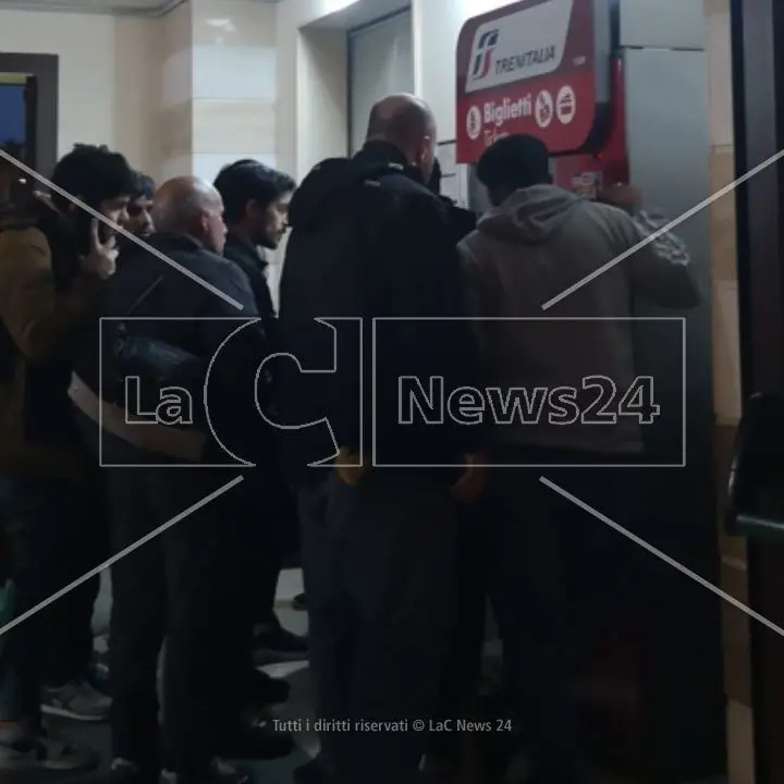 Migranti, in centinaia felici di andarsene dalla Calabria: in treno col foglio di via scambiato per un lasciapassare