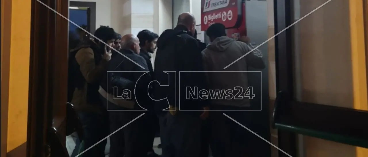 Migranti, in centinaia felici di andarsene dalla Calabria: in treno col foglio di via scambiato per un lasciapassare