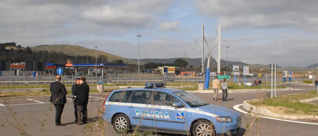 Scontri in A1 tra ultras del Napoli e della Roma, lancio di sassi e lacrimogeni: un ferito