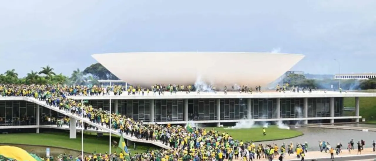 Brasile, assalto al Congresso: i sostenitori dell’ex presidente Bolsonaro irrompono nella sede del governo