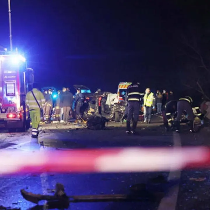 Drammatico incidente in Veneto, auto con 5 giovani a bordo si schianta contro guard rail: 2 morti