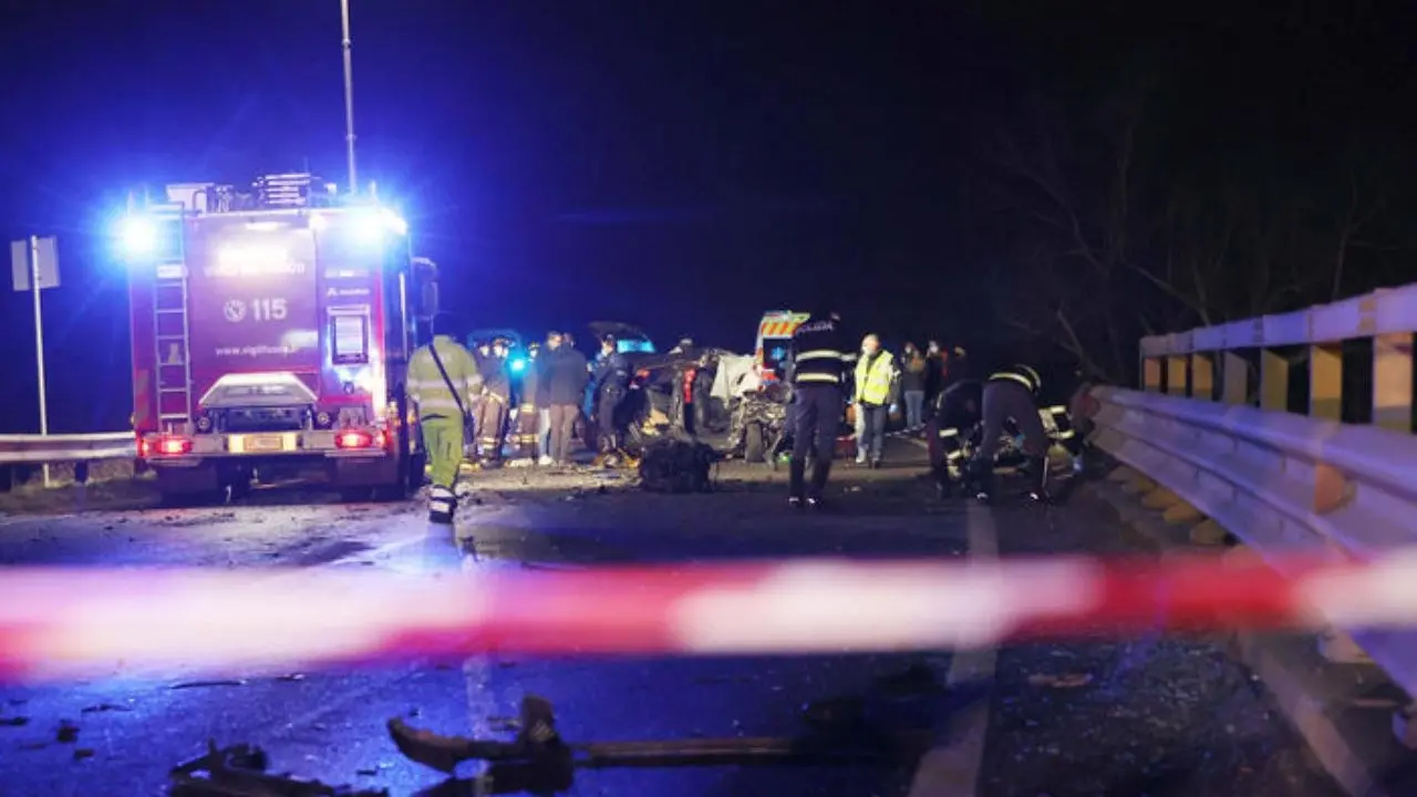 Drammatico incidente in Veneto, auto con 5 giovani a bordo si schianta contro guard rail: 2 morti