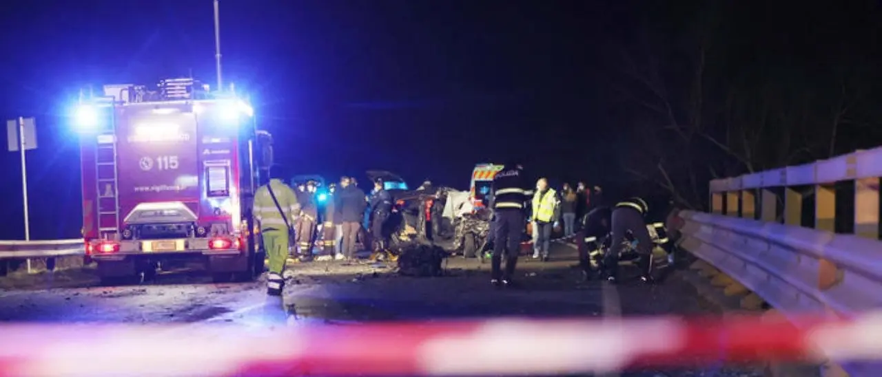 Drammatico incidente in Veneto, auto con 5 giovani a bordo si schianta contro guard rail: 2 morti